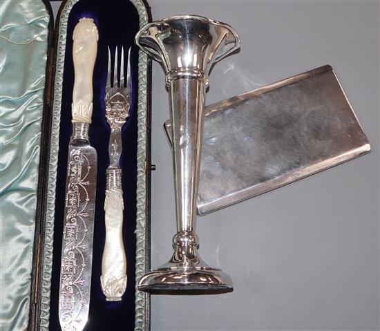 A Victorian cased silver and mother of pearl handled serving knife and fork, Sheffield, 1889, a silver cigarette case and vase.